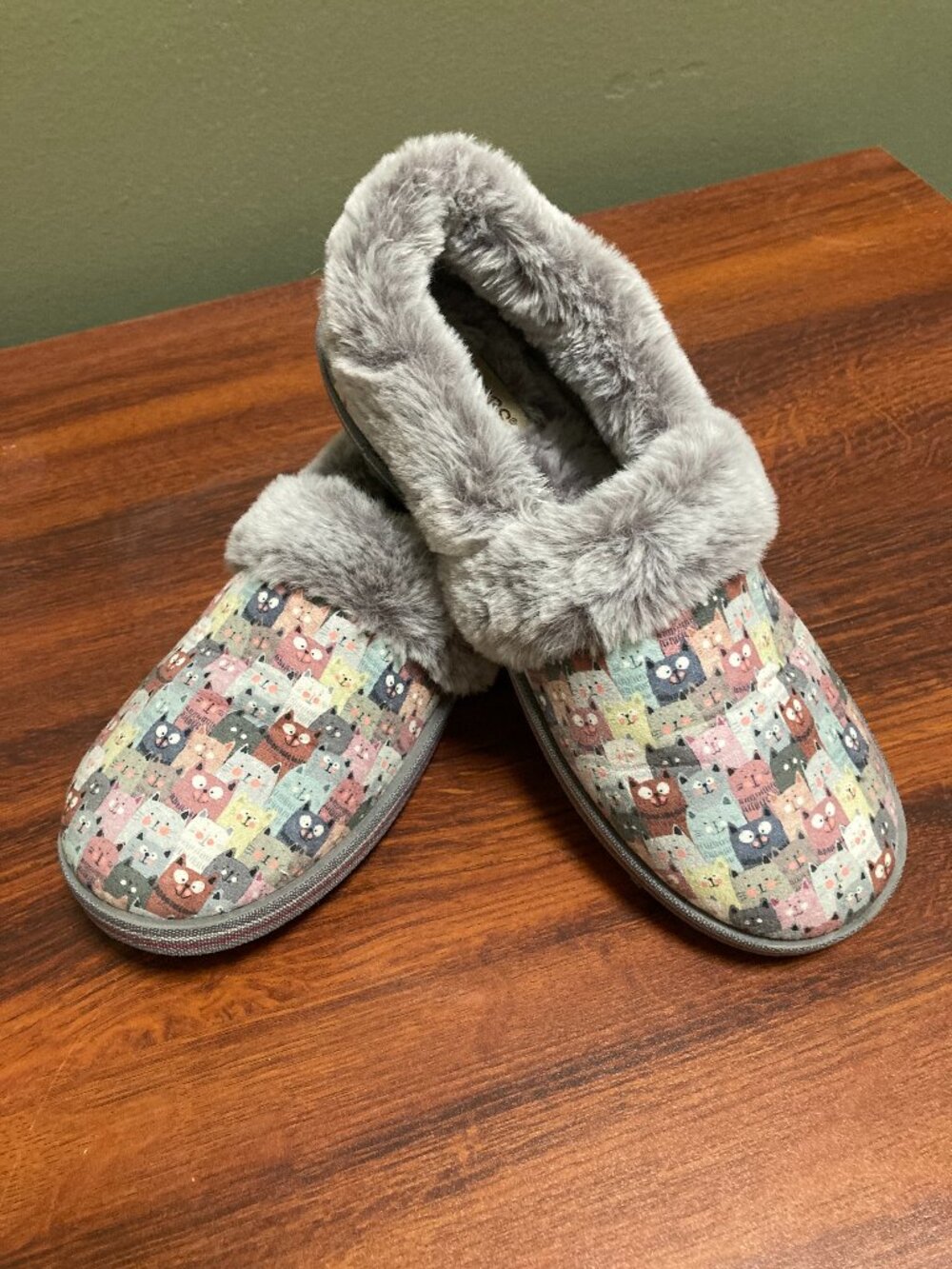 BOBS SKECHERS TOO COZY  CAT PRINT SLIPPERS MEMORY FORM 6.5